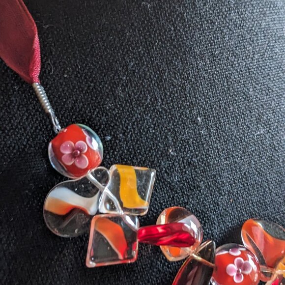 Red glass beads necklace with ribbon chain, vintage - Picture 5 of 6